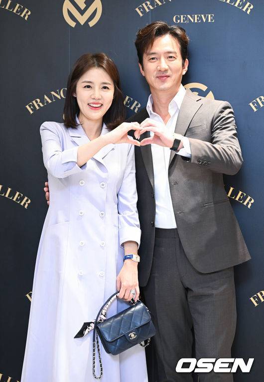 [OSEN=조은정 기자]25일 오후 서울 강남구 압구정 갤러리아 명품관에서 한 시계 브랜드의 국내 론칭 기념 포토월 행사가 열렸다.방송인 이하정, 정준호 부부가 포즈를 취하고 있다. 2023.02.25 /cej@osen.co.kr