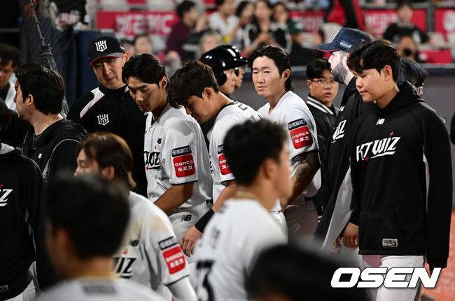 [OSEN=수원, 조은정 기자]프로야구 KT 위즈는 3일 수원KT위즈파크에서 열린 2025 신한 SOL뱅크 KBO리그 한화 이글스와의 시즌 최종전에서 연장 접전 끝 6-6 무승부를 거뒀다.KT는 71승 5무 68패로 정규시즌을 마치며&nbsp;5위를 향한 실낱같은 희망을 이어나갔다. 오는 4일 창원NC파크에서 펼쳐지는 NC 다이노스-SSG 랜더스 최종전에서 NC가 패하면 극적으로 가을야구 막차에 탑승한다. 반대로 NC가 승리하거나 비기면&nbsp;5위의 주인은 NC가 된다.&nbsp;한화는 83승 4무 57패 2위로 플레이오프에 직행한다.&nbsp;무승부를 거둔 KT가 경기장을 빠져나가고 있다. 2025.10.03 /cej@osen.co.kr