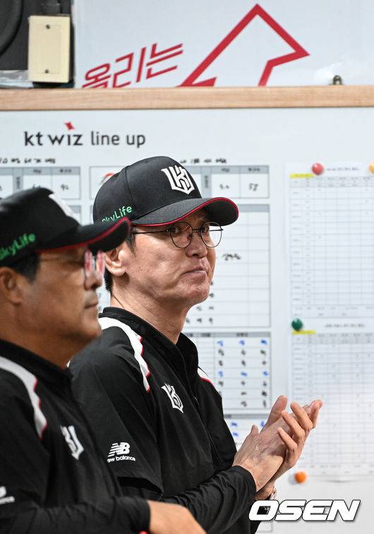 [OSEN=수원, 조은정 기자]3일 수원 KT위즈파크에서 ‘2025 신한 SOL Bank KBO리그’ KT 위즈와 한화 이글스의 시즌 최종전이 열렸다.KT가 오늘 경기를 승리하더라도 NC가 창원에서 SSG 랜더스를 제압하면 NC가 5위로 가을야구 막차를 탄다. KT가 5위가 될 수 있는 경우의 수는 총 3가지로, KT가 한화를 꺾고 NC가 SSG에 패하거나 무승부를 거두면 KT가 6년 연속 가을 무대를 밟는다. KT가 무승부를 거두고 NC가 패해도 5위는 KT의 차지다. 한화전을 내줄 경우 창원 경기 결과와 관계없이 가을야구 진출이 좌절된다.KT 이강철 감독이 경기를 지켜보고 있다. 2025.10.03 /cej@osen.co.kr