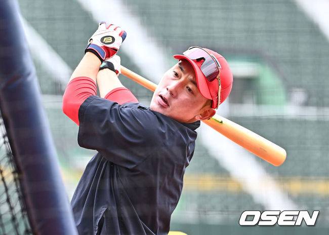 [OSEN=부산, 이석우 기자] 8일 부산 사직야구장에서 2025 신한 SOL 뱅크 KBO 리그 롯데 자이언츠와 KIA 타이거즈의 시범경기가 열린다. 8일 전국 5개 구장에서 개최되는 2025 KBO 시범경기는 오는 18일까지 10경기씩 치르게 된다.KIA 타이거즈 서건창이 훈련을 하고 있다. 2025.03.08 / foto0307@osen.co.kr