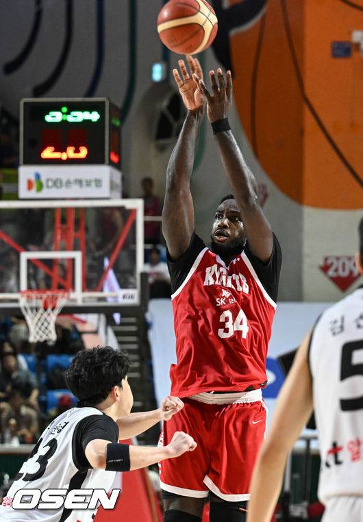 [OSEN=잠실, 조은정 기자]5일 서울 송파구 학생체육관에서 2025-2026 LG전자 프로농구 서울 SK 나이츠와 수원 KT 소닉붐의 경기가 열렸다.개막전에서 나란히 승리를 신고한 두 팀의 올 시즌 첫 맞대결이다.3쿼터 워니가 3점슛을 성공하고 있다. 2025.10.05 /cej@osen.co.kr