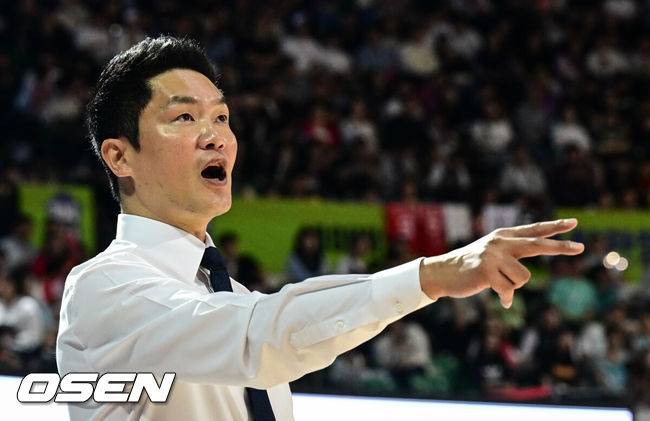 [OSEN=잠실, 조은정 기자]자밀 워니가 폭발한 서울 SK가 2연승에 성공했다. 서울 SK는 5일 잠실학생체육관에서 열린 2025-2026 LG전자 프로농구 수원 KT와 맞대결서 104-64로 승리했다.SK 전희철 감독이 작전을 지시하고 있다. 2025.10.05 /cej@osen.co.kr