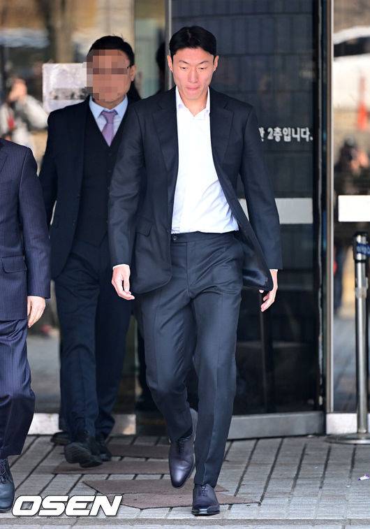 [OSEN=지형준 기자] 축구 선수 황의조(알라니아스포르)가 14일 서울 서초구 서울중앙지법에서 열린 1심 선고 공판에 출석했다.성폭력범죄의처벌등에관한특례법위반 협의로 기소된 황의조는 1심에서 징역 1년에 집행유예 2년을 선고 받았다. 황의조가 1심 선고 공판을 마치고 취재진에 둘러싸여 질문에 답을 하고 있다. 2025.02.14 /jpnews@osen.co.kr