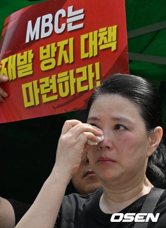 [OSEN=조은정 기자]故오요안나 1주기 추모주간 투쟁선포 기자회견이 8일 서울 마포구 상암 MBC 신사옥 앞에서 진행됐다. 故오요안나의 어머니는 MBC 측이 사건을 덮으려고만 하고 재발 방지 대책을 내놓지 않는다며 오는 8일부터 서울 마포구 상암동 MBC 본사 앞에서 단식 농성을 시작하겠다고 밝혔다.오씨의 어머니 장연미 씨가 눈물을 흘리고 있다. 2025.09.08 /cej@osen.co.kr