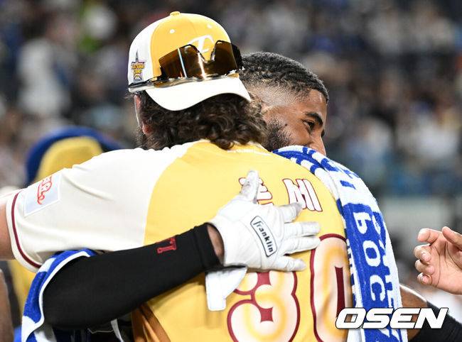 [OSEN=대전, 이대선 기자] SSG, 한화 팬들은 행복했다. 구단의 미래 최윤석(SSG), 한지윤(한화)의 활약을 등에 업은 북부리그 올스타가 퓨처스리그 올스타전 승자로 우뚝 섰다.&nbsp;이대진 감독이 이끄는 북부리그 올스타(한화 이글스, SSG 랜더스, LG 트윈스, 두산 베어스, 고양 히어로즈)는 11일 대전 한화생명볼파크에서 개최된 2025 KBO 퓨처스 올스타전에서 박치왕 감독이 지휘하는 남부리그 올스타(상무, KT 위즈, 삼성 라이온즈, NC 다이노스, 롯데 자이언츠, KIA 타이거즈)를 4-2로 제압했다.&nbsp;북부리그 올스타는 지난해 5-9 패배를 설욕하고 2023년 이후 2년 만에 올스타전 승리를 맛봤다.&nbsp;홈런 더비에서 우승한 삼성 디아즈가 한화 폰세와 환호하고 있다. 2025.07.11 /sunday@osen.co.kr