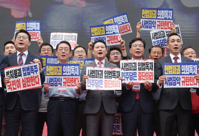 ▲지난달 28일 서울 시청역 인근 세종대로에서 열린 국민의힘 사법파괴 입법독재 국민 규탄대회에서 국민의힘 장동혁 대표, 송언석 원내대표를 비롯한 참가자들이 구호를 외치고 있다. ⓒ연합뉴스