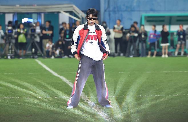 대전 유성구 대전월드컵경기장에서 열린 쿠팡플레이와 함께하는 하나은행 자선축구대회 팀 히어로와 팀 기성용의 경기, 임영웅이 하프타임쇼 무대를 선보이고 있다. 뉴시스 자료사진