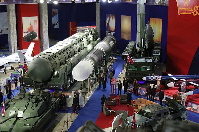 북한 노동당 기관지 노동신문은 5일 무장장비전시회 ‘국방발전-2025’가 지난 4일 수도 평양에서 성황리에 개막했다”고 보도하며 관련 사진을 공개했다. 오른쪽에 극초음속비행체(HGV)를 탑재한 화성-11마형 미사일이 보인다. 노동신문·뉴스1