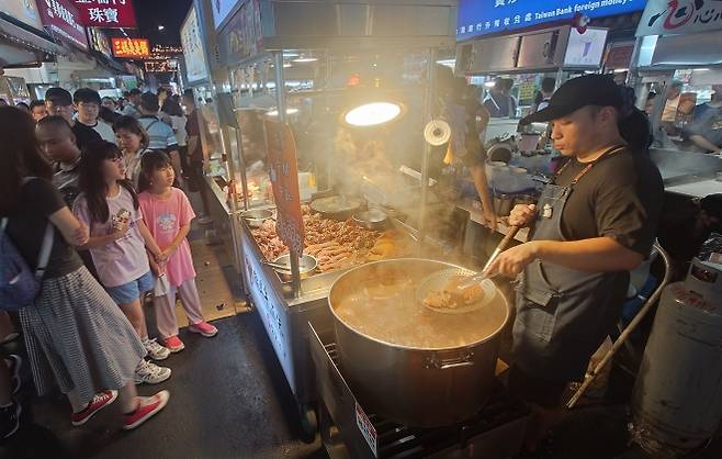 대만 타이베이의 한 야시장. 2025.9.29  타이베이 AP 뉴시스