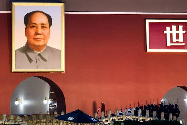 중국 건국 76주년 국경일을 앞둔 9월 30일, 베이징 톈안먼(천안문)에서 열린 전야제 행사에서 마오쩌둥 주석의 대형 초상화 아래로 의장대가 입장하고 있다. 로이터 연합뉴스