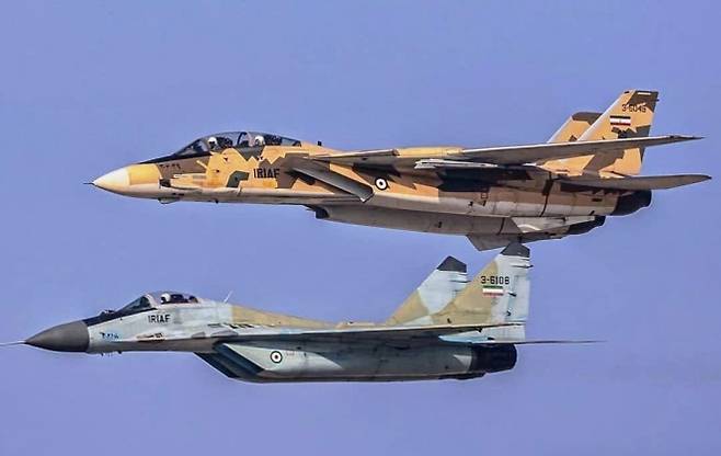 이란 공군 소속 F-14 전투기(위)와 MiG-29 전투기(아래)가 편대 비행을 하고 있다. 노후 전력인 F-14와 MiG-29는 향후 Su-35로 교체될 전망이다. 사진=레딧닷컴