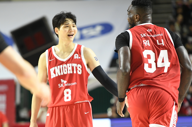 서울 SK 안영준과 자밀 워니가 5일 서울 잠실학생체육관에서 열린 2025~26 프로농구 정규시즌 수원 kt와의 홈 경기에서 득점한 뒤 기뻐하고 있다. KBL 제공