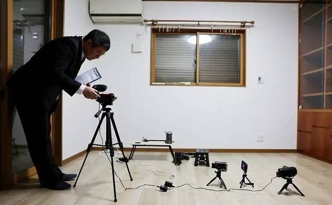 ‘유령집’에 열화상 카메라, 녹음기 등 각종 장비를 설치하고 살펴보는 코다마 카즈토시. 로이터 연합뉴스