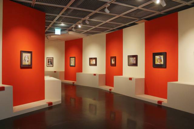 천경자 작고 10주기 특별기획전의 전경. 여성 초상화를 모은 5장에서는 ‘꽃과 여인의 화가’로 불렸던 천경자의 진면목을 만날 수 있다. 사진 제공=서울미술관