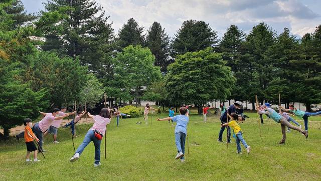 국립청태산자연휴양림이 가족단위 방문객을 대상으로 산림치유 프로그램을 가동하고 있다. 사진제공=산림청