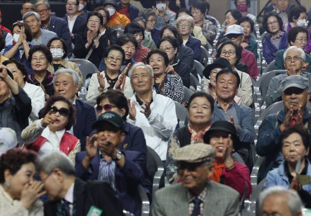 2일 서울 중구 장충체육관에서 열린 서울시 노인의날 기념식에서 참석자들이 박수를 치고 있다. 연합뉴스