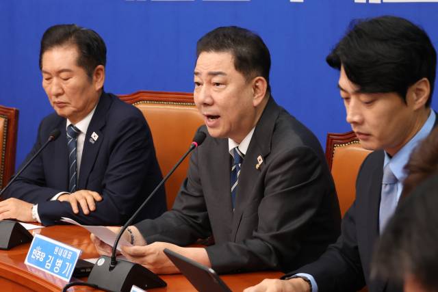 더불어민주당 김병기 원내대표가 2일 서울 여의도 국회에서 열린 최고위원회의에서 발언하고 있다. 2025.10.2 연합뉴스