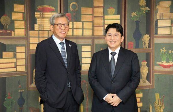 유홍준 국립중앙박물관장(왼쪽)과 방시혁 의장. 사진 = 국립중앙박물관 SNS 갈무리