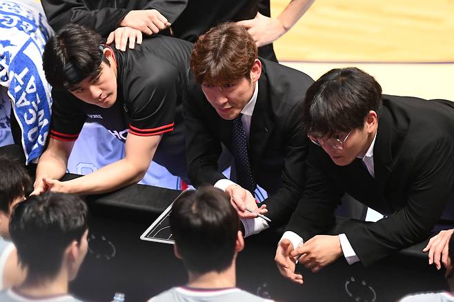작전 지시하는 울산 현대모비스 양동근 감독. KBL 제공