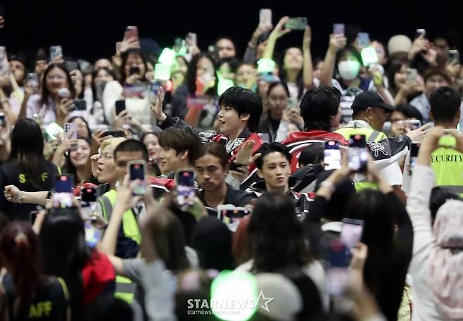 그룹 엔시티127이 지난해 12월 27일 태국 태국 방콕 임팩트 챌린저 홀 1-2(IMPACT Challenger Hall 1-2)에서 진행된 '제 9회 아시아 아티스트 어워즈'(The 9th Asia Artist Awards, 이하 'AAA 2024')'에서 관객들에게 인사하고 있다.  2024.12.27 /사진=임성균 tjdrbs23@