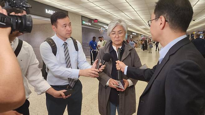 미국 입국한 강경화 신임 주미대사 (워싱턴=연합뉴스) 박성민 특파원 = 강경화 신임 주미대사가 4일(현지시간) 워싱턴DC 인근 덜레스 국제공항을 통해 미국에 입국한 자리에서 취재진과 만나 대화하고 있다. 2025.10.4 min22@yna.co.kr