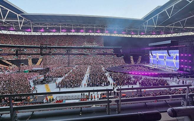 런던 웸블리 스타디움 무대 선 블랙핑크 (런던=연합뉴스) 김지연 특파원 = 걸그룹 블랙핑크가 15일(현지시간) 오후 영국 런던 웸블리 스타디움에서 월드투어 '데드라인' 런던 첫 공연을 펼치고 있다. 2025.8.16 cherora@yna.co.kr