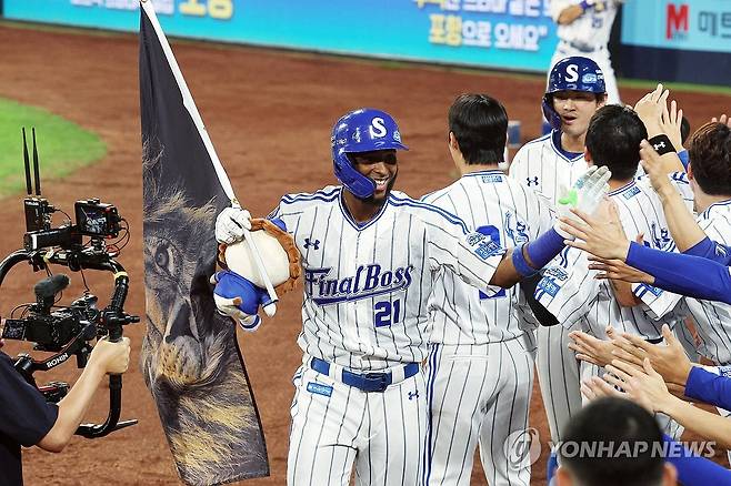 '50홈런 디아즈' (대구=연합뉴스) 김현태 기자 = 30일 대구 삼성라이온즈파크에서 열린 KIA와 삼성의 경기. 1회 말 1사 주자 1, 3루 상황에서 타석에 들어선 삼성 디아즈가 외국인 타자 단일시즌 첫 50번째 홈런이자 3점 홈런을 친 후 동료들의 축하를 받고 있다. 2025.9.30 mtkht@yna.co.kr