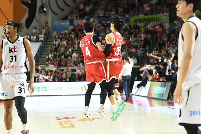 슛 성공하고 김낙현(4번)과 세리머니하는 SK 안영준 [KBL 제공. 재판매 및 DB 금지]