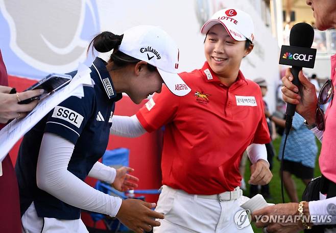 김효주의 축하 받는 황유민 [게티이미지/AFP=연합뉴스]