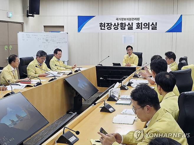 국가정보시스템 복구 상황 점검 회의 주재하는 김민재 차관 (서울=연합뉴스) 김민재 중앙재난안전대책본부 1차장이 2일 대전시 유성구 국가정보자원관리원 현장상황실에서 국가정보시스템 복구 상황 점검회의를 주재하고 있다. 2025.10.2 [행정안전부 제공. 재판매 및 DB금지] photo@yna.co.kr
