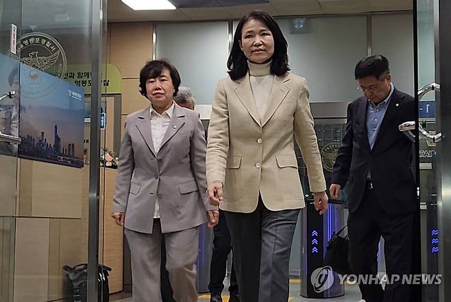 이진숙 전 방통위원장 석방 (서울=연합뉴스) 김준태 기자 = 석방된 이진숙 전 방송통신위원장이 4일 오후 서울 영등포경찰서를 나서고 있다. 2025.10.4 readiness@yna.co.kr
