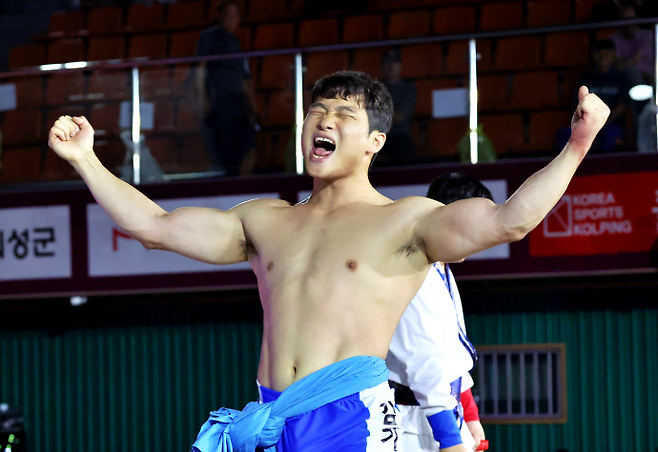 김기수(수원시청)가 2025 울주 추석장사씨름대회 금강급에서 아쉽게 준우승을 차지하며 시즌 4관왕에 실패했다. 사진은 영동 엑스포대회서 우승한 이후 세리머니 하는 모습. 사진=대한씨름협회