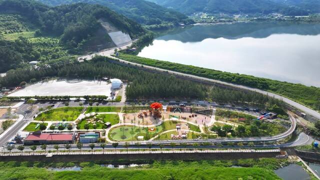 정읍 내장저수지 아래 내장산문화광장과 기적의 놀이터 전경. 사진제공=정읍시