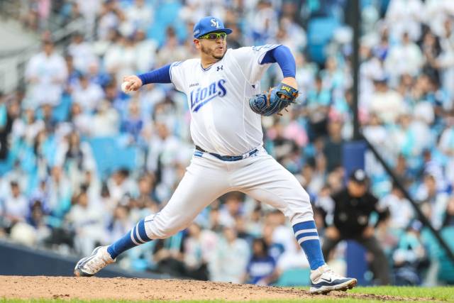 삼성 라이온즈의 아리엘 후라도가 6일 대구에서 열린 프로야구 포스트시즌 와일드카드 결정전 1차전에 선발 등판해 투구하고 있다. 삼성 제공