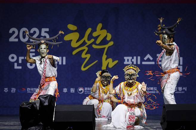 ▲ 올해 탈춤축제에는 27개국 60여 해외공연단이 참가해 각국의 민속춤과 가면문화를 선보였다.