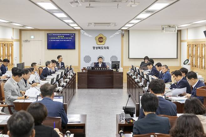 ▲ 김대일 경북도의회 예결특위위원장이 첫 회의를 주재하고 있다.