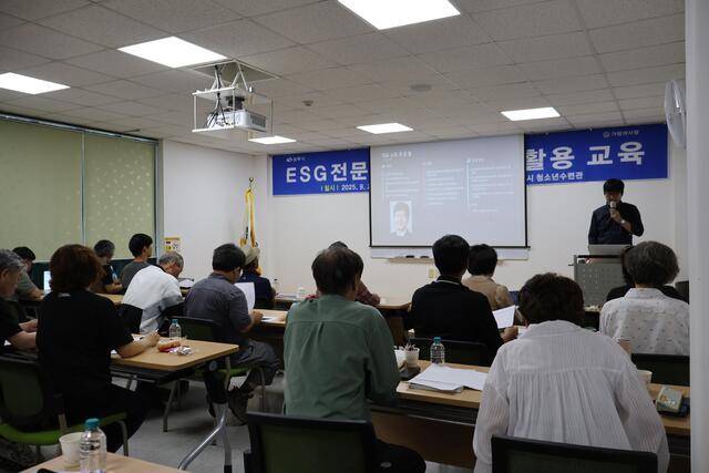 젠스파크,스카이워크,챗지피티 등 생성형 AI 도구를 실무에 활용하는 방법을 다룬 상주시 마을리빙랩 연구원들은 공모사업 제안서를 실제로 작성하고, 데이터 기반 분석 및 시각화 기법을 함께 익히며 실전 역량을 강화하고 있다.