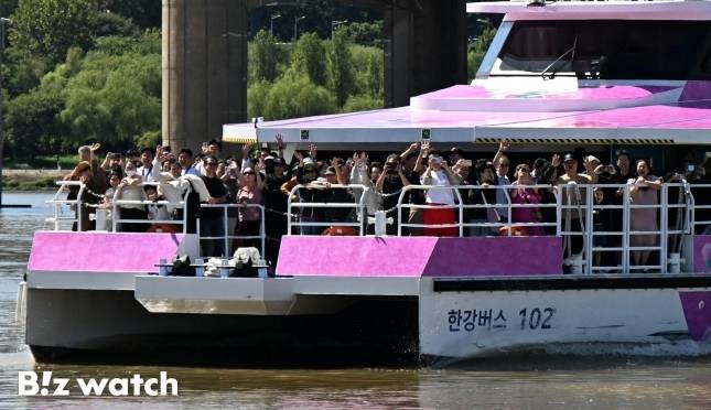 한강버스 운항 후 첫 주말인 지난 9월21일 한강버스 남산서울타워호(102호)에 탑승한 승객들이 갑판에 나와 손을 흔들고 있다./사진=서울시