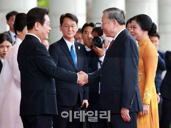 이재명 대통령이 11일 서울 용산 대통령실 청사에서 국빈 방문한 또 럼 베트남 당 서기장 부부를 맞이하며 악수하고 있다. (사진=대통령실 제공)