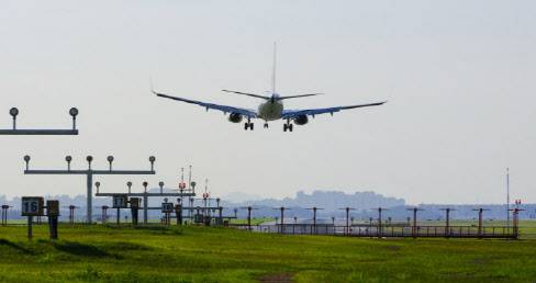 김포공항에서 항공기가 착륙하고 있다. (사진=한국공항공사)