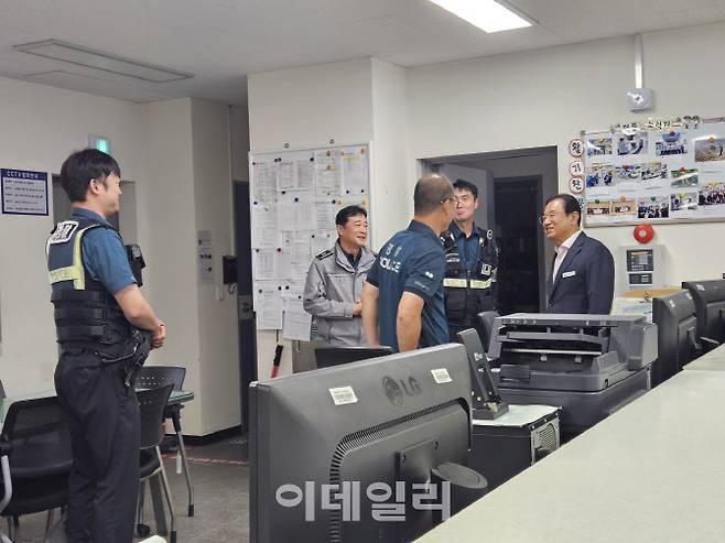 6일 지역 경찰관서를 방문한 이현재 하남시장이 추석 당일 근무자들을 격려하고 감사 인사를 전하고 있다.(사진=하남시)