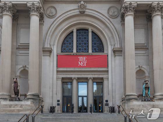 《더 제네시스 파사드 커미션: 제프리 깁슨, The Animal That Therefore I Am》전시 전경