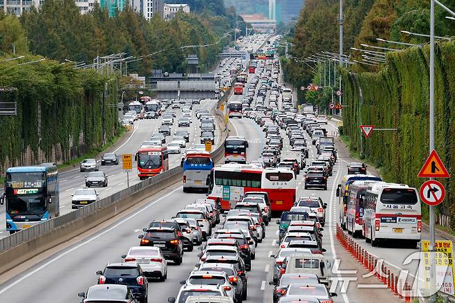 지난 4일 서울 서초구 잠원 IC에서 바라본 경부고속도로 부산 방향(하행선)이 귀성 차량으로 정체를 빚고 있다. 2025.10.4/뉴스1 ⓒ News1 안은나 기자