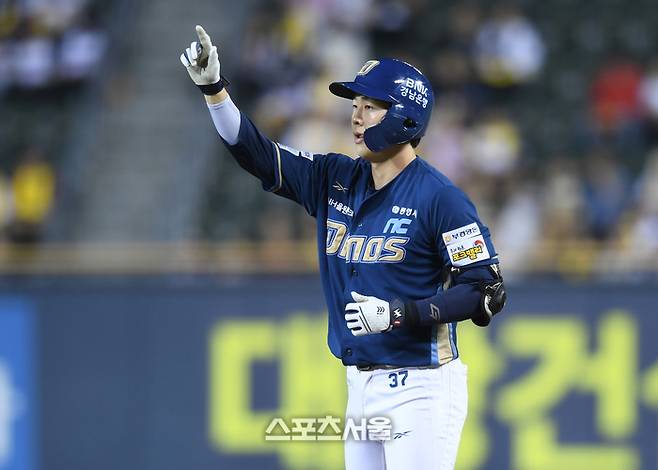 NC 박건우가 서울 잠실구장에서 열린 2025 KBO리그 LG와 경기 1회 2사 안타를 친 후 세리머니를 하고 있다. 잠실 | 최승섭기자 thunder@sportsseoul.com