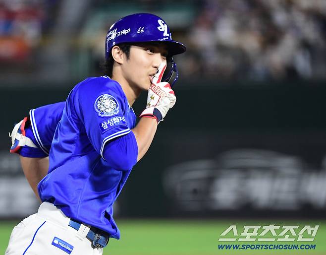 26일 부산 사직야구장에서 열린 KBO리그 롯데와 삼성의 경기. 7회 삼성 이재현이 역전 투런홈런을 날렸다. 그라운드를 돌고 있는 이재현. 부산=송정헌 기자songs@sportschosun.com/2025.09.26/