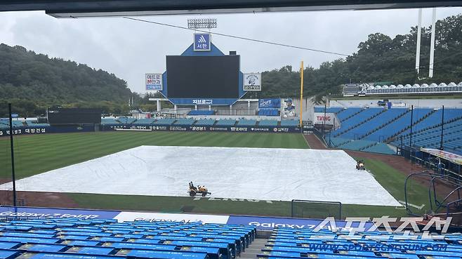 6일 대구 삼성라이온즈파크에서 열린 NC와 삼성의 와일드카드 1차전, 그라운드에 비가 내려 방수포가 설치되어 있다. 대구=허상욱 기자wook@sportschosun.com/2025.10.06/
