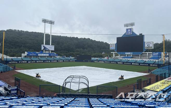 6일 대구 삼성라이온즈파크에서 열린 NC와 삼성의 와일드카드 1차전, 그라운드에 비가 내려 방수포가 설치되어 있다. 대구=허상욱 기자wook@sportschosun.com/2025.10.06/