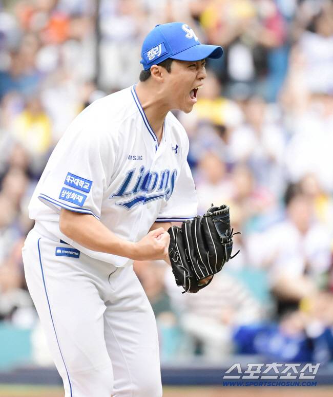 13일 대구 삼성라이온즈파크에서 열린 PO 1차전 삼성과 LG의 경기. 7회 2사 1, 2루. 오스틴을 삼진 처리하고 주먹을 쥐어보이는 삼성 김윤수. 대구=송정헌 기자songs@sportschosun.com/2024.10.13/