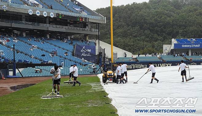 6일 대구 삼성라이온즈파크에서 열린 NC와 삼성의 와일드카드 1차전. 경기 전 내리는 비로 인해 경기 개시 시간이 지연되고 있다. 그라운드 빗물을 정리하고 있는 진행요원들. 대구=송정헌 기자songs@sportschosun.com/2025.10.06/