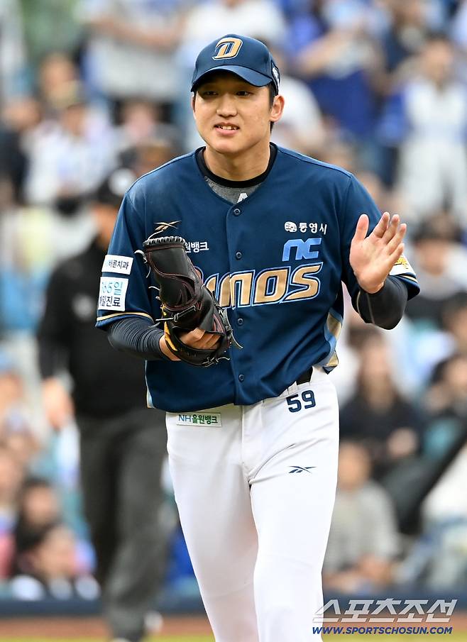 6일 대구 삼성라이온즈파크에서 열린 NC와 삼성의 와일드카드 1차전, 3회말 2사 1루 NC 구창모가 삼성 김성윤을 2루 직선타로 처리하며 환호하고 있다. 대구=허상욱 기자wook@sportschosun.com/2025.10.06/